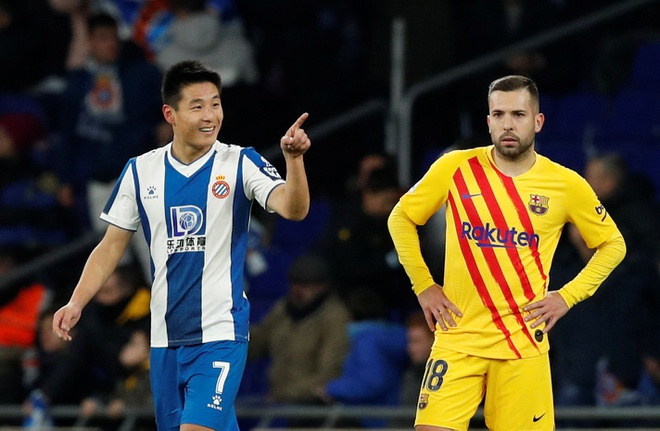 Sao Trung Quốc ghi bàn khiến Barca đánh rơi chiến thắng - 1