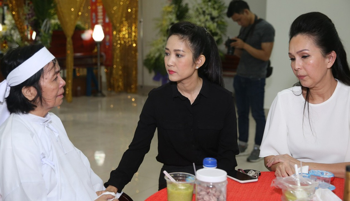 Quyền Linh, Diễm My đến viếng nghệ sĩ Chánh Tín - 7