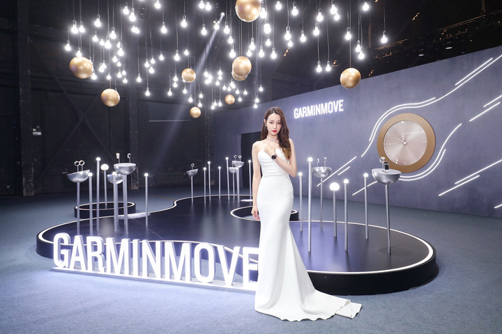 Địch Lệ Nhiệt Ba và những lần diện váy áo khoe khéo vòng một 'đốn tim' fans - 5