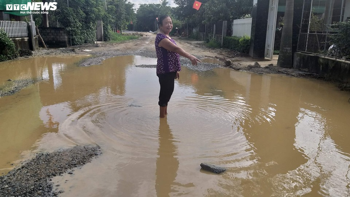 Cận cảnh đường nát như tương ở Hà Tĩnh, nhiều chỗ như 'vũng trâu đằm' - 1