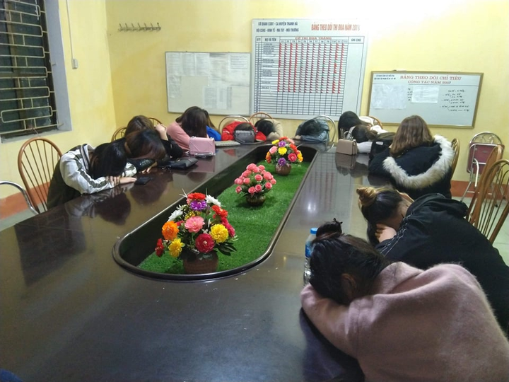 Kiểm tra quán karaoke trong đêm, phát hiện 14 cô gái sử dụng ma túy - 1