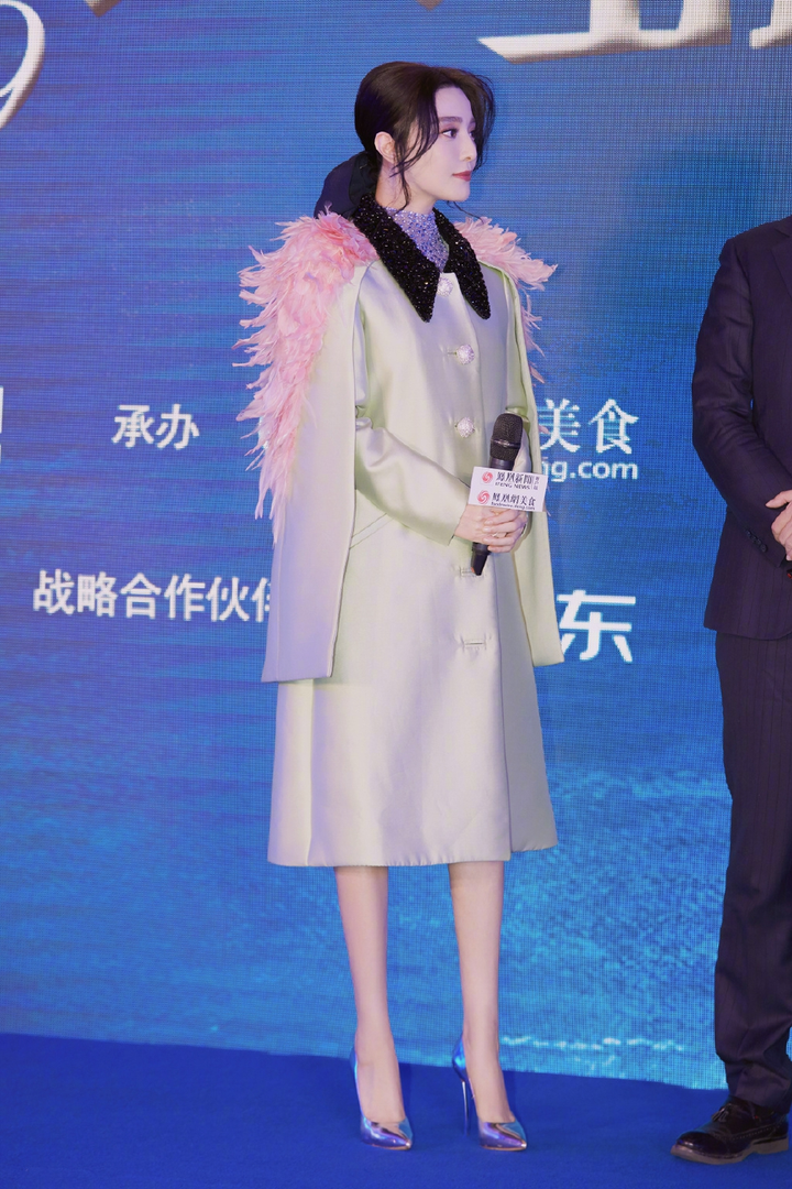 Diện đồ sang chảnh, Phạm Băng Băng lại bị chê chỉnh sửa ảnh quá đà - 1