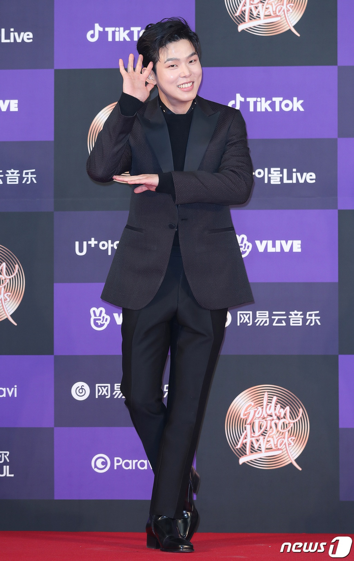 Dàn sao khoe dáng trên thảm đỏ Grammy của Hàn Quốc - 17