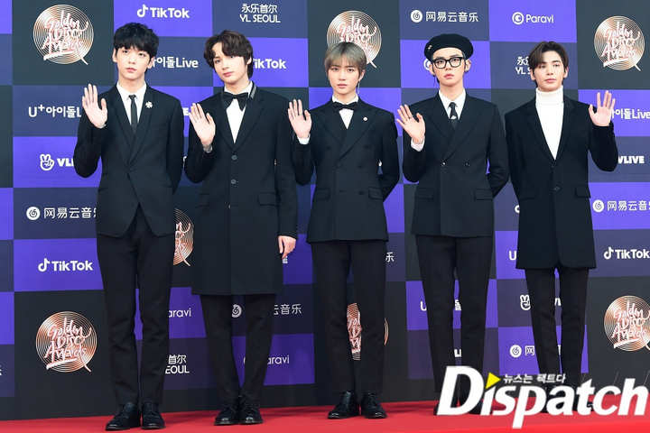 Dàn sao khoe dáng trên thảm đỏ Grammy của Hàn Quốc - 13