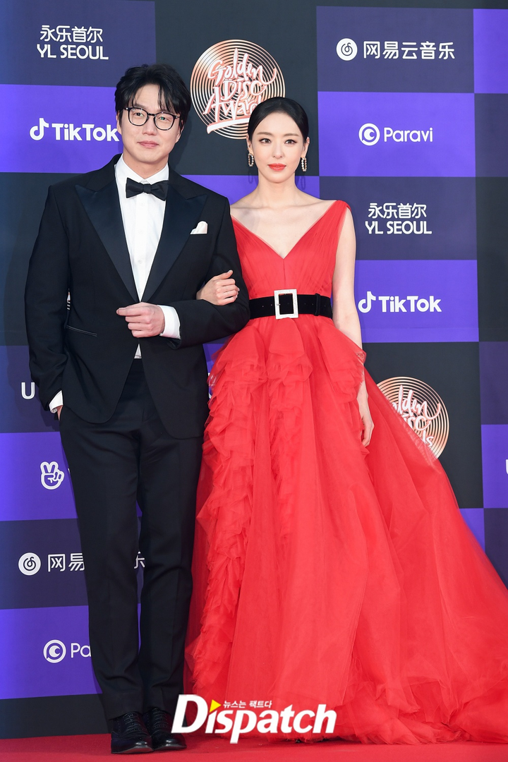 Dàn sao khoe dáng trên thảm đỏ Grammy của Hàn Quốc - 1