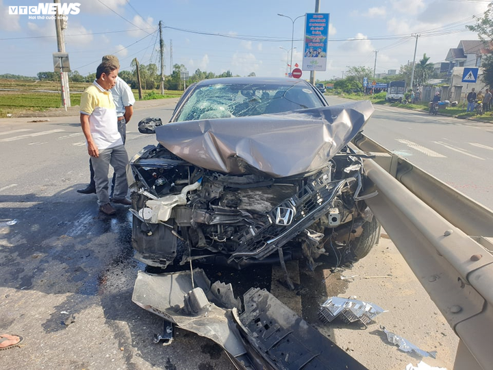 Container kéo lê ô tô hơn 20m, 4 người trọng thương - 1