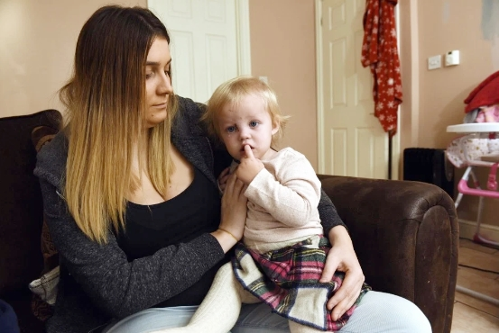 Bà mẹ xông vào phòng phẫu thuật yêu cầu bác sĩ cứu con gái ngay lập tức - 1