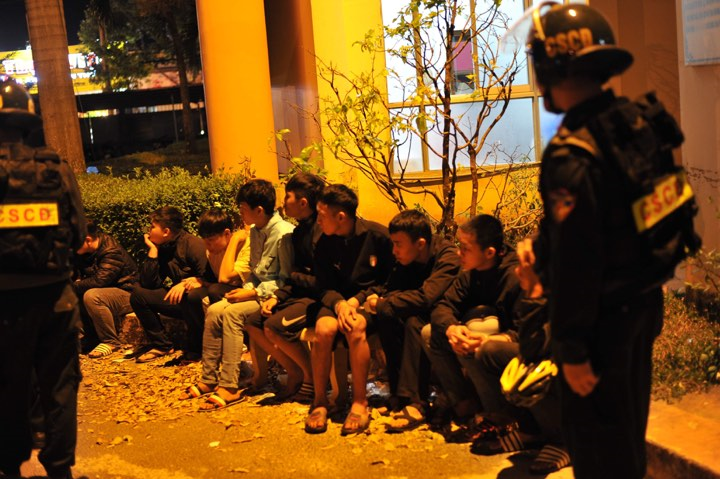 Hàng trăm cảnh sát khống chế 2 nhóm côn đồ: Xử lý nhau chỉ vì vài trăm nghìn đồng - 1