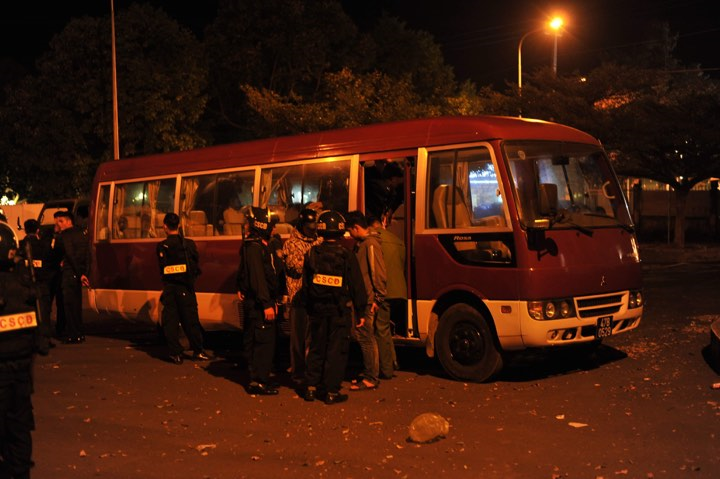 Hàng trăm cảnh sát khống chế 2 nhóm côn đồ: Xử lý nhau chỉ vì vài trăm nghìn đồng - 2