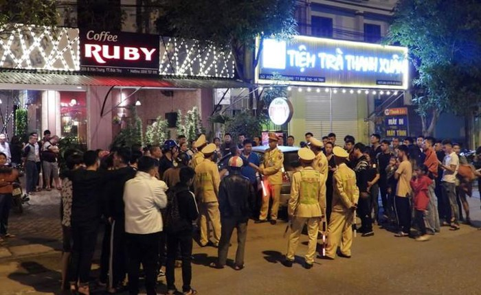 Bị yêu cầu kiểm tra nồng độ cồn, tài xế ô tô say xỉn thẳng tay đấm CSGT - 2