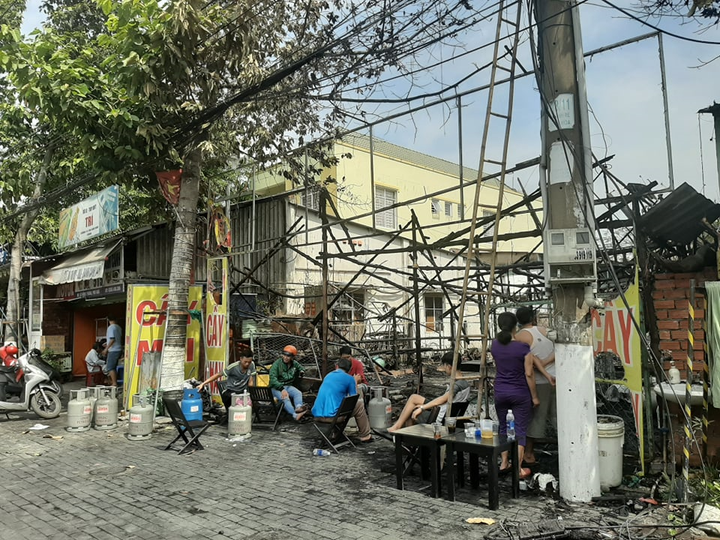 Trụ điện phát hỏa cháy lan sang quán thịt cầy, dân hô hoán cứu sống 6 người - 1