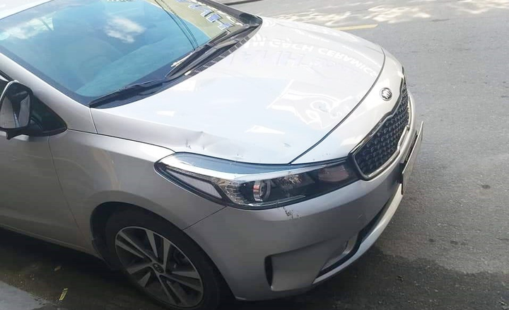 Giành khách, nữ điều hành hãng taxi đập móp đầu ô tô chạy Grab - 1