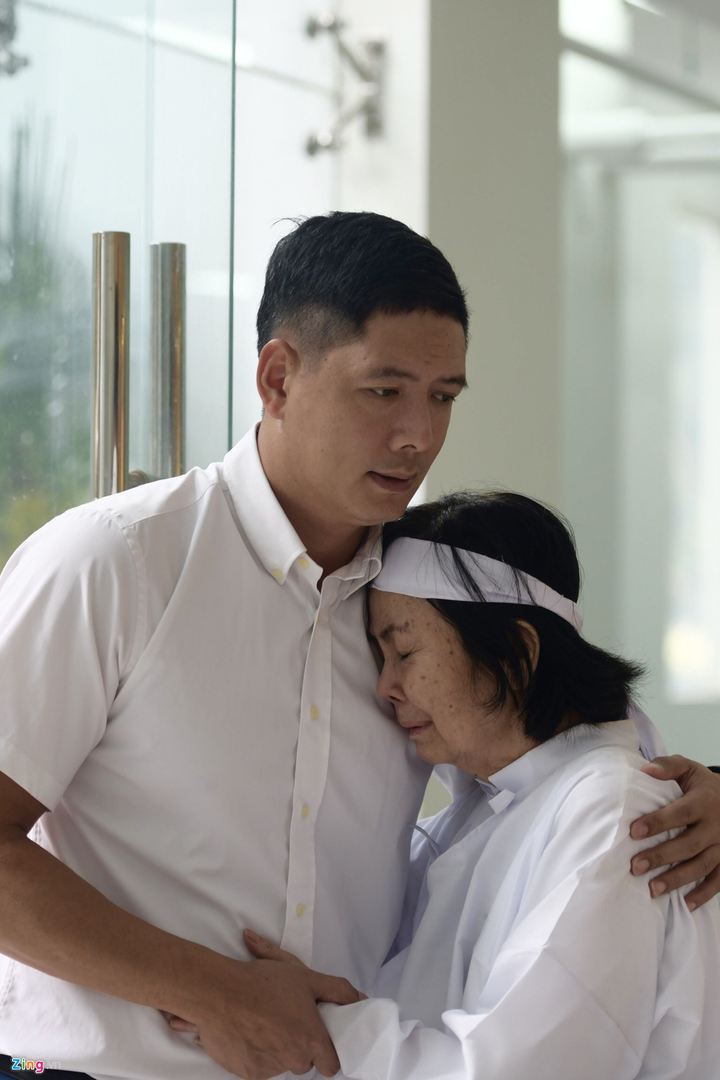 Hình ảnh xúc động của vợ tài tử Chánh Tín trong lễ tang chồng - 6