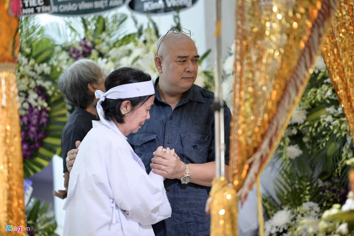 Hình ảnh xúc động của vợ tài tử Chánh Tín trong lễ tang chồng - 8