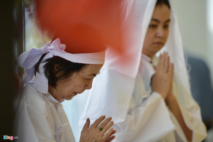Hình ảnh xúc động của vợ tài tử Chánh Tín trong lễ tang chồng - 4