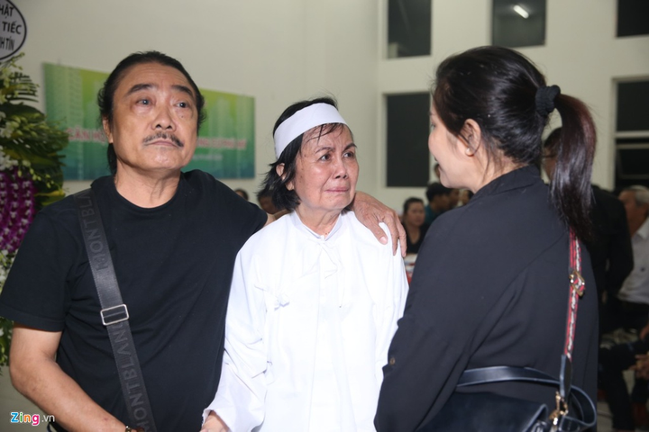 Hình ảnh xúc động của vợ tài tử Chánh Tín trong lễ tang chồng - 7