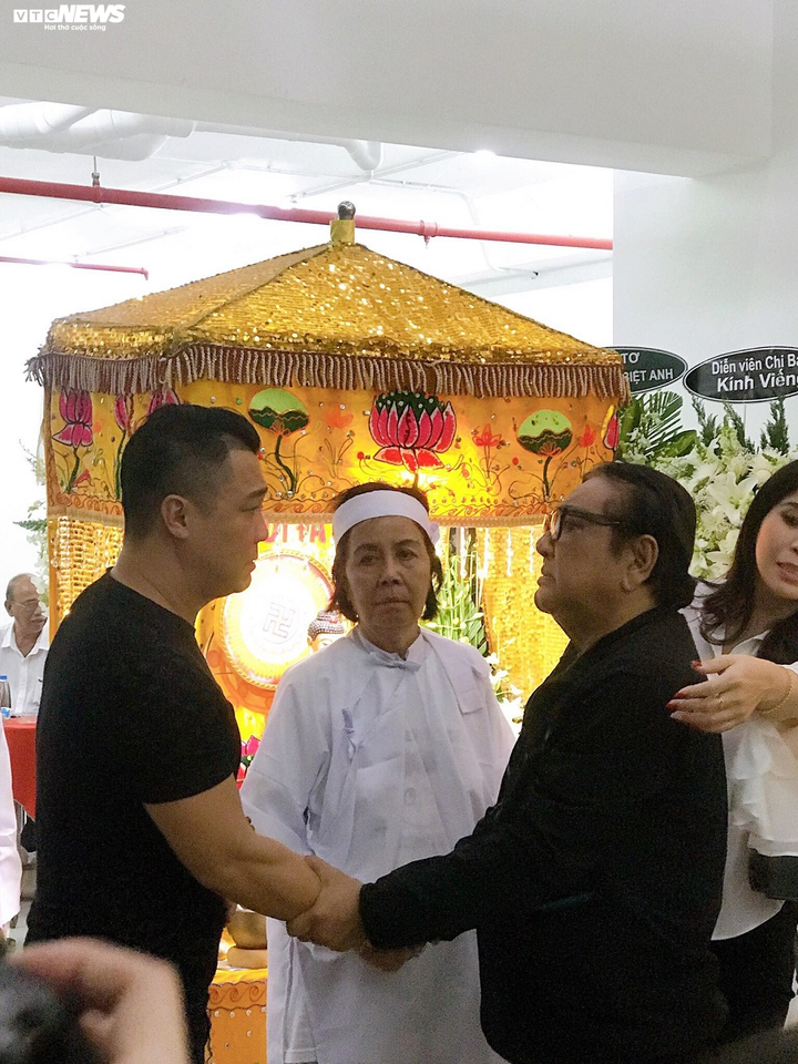 Danh ca Giao Linh, diễn viên Lý Hùng nghẹn ngào tiễn biệt nghệ sĩ Chánh Tín - 5