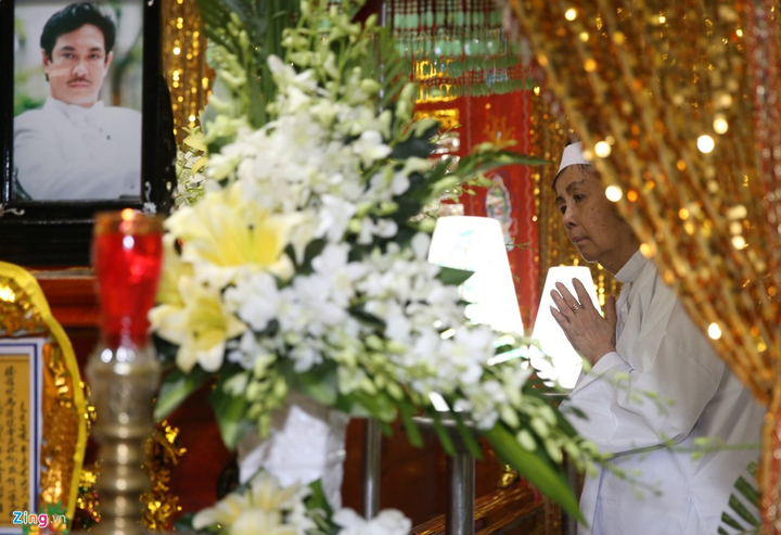 Hình ảnh xúc động của vợ tài tử Chánh Tín trong lễ tang chồng - 1