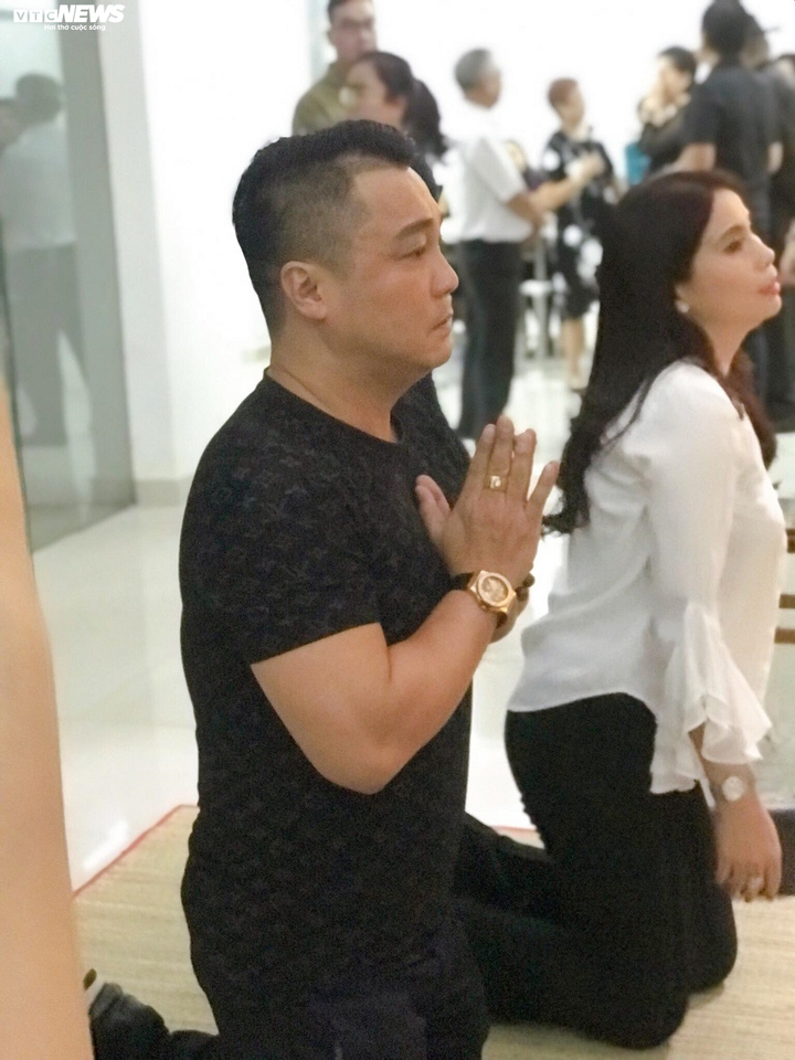 Danh ca Giao Linh, diễn viên Lý Hùng nghẹn ngào tiễn biệt nghệ sĩ Chánh Tín - 3