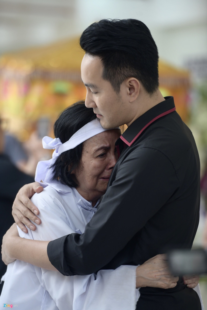 Hình ảnh xúc động của vợ tài tử Chánh Tín trong lễ tang chồng - 5