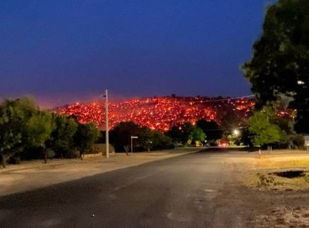 Cháy rừng Australia: Những hình ảnh ám ảnh chỉ có trong phim ngày tận thế - 11