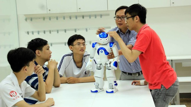 Nhiều đại học ở TP.HCM đua nhau mở ngành liên quan robot, AI - 1