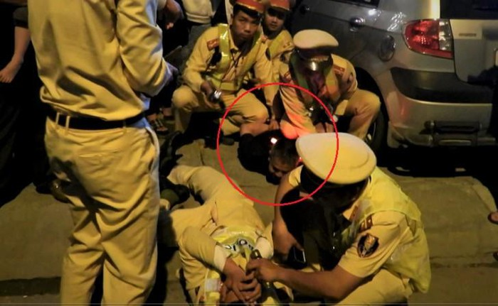 Bị yêu cầu kiểm tra nồng độ cồn, tài xế ô tô say xỉn thẳng tay đấm CSGT - 1