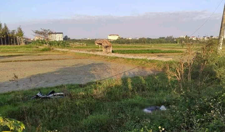 Phát hiện thi thể người đàn ông chết bất thường, nằm úp mặt dưới ruộng hoang - 1