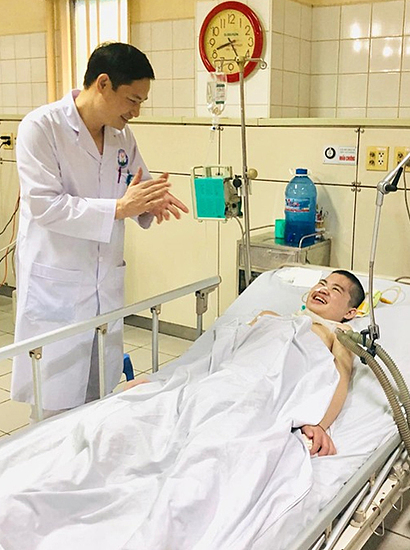 Ngày về nhà của cậu bé sống thực vật 2 năm - 2