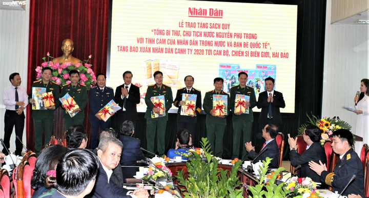 Trao tặng sách quý về Tổng Bí thư, Chủ tịch nước tới chiến sĩ biên giới, hải đảo - 1