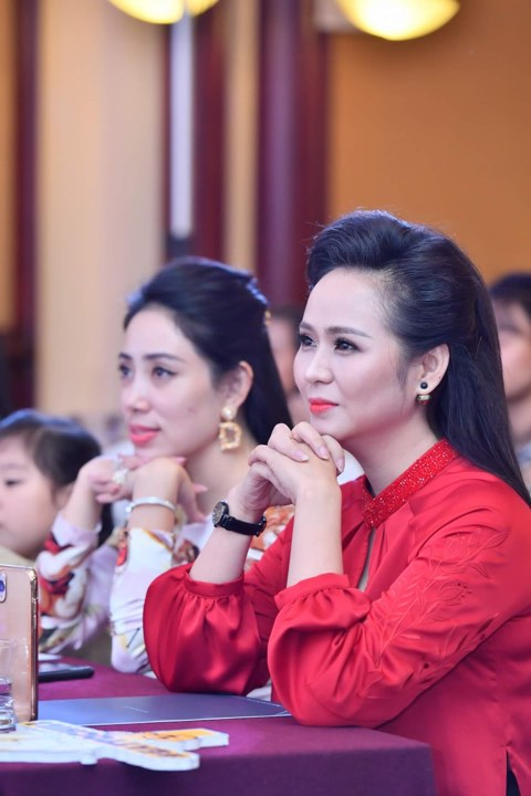 Nữ hoàng hoa hồng Bùi Thanh Hương sang trọng trong buổi lễ ra mắt thương hiệu ẩm thực đường phố Em+ - 1