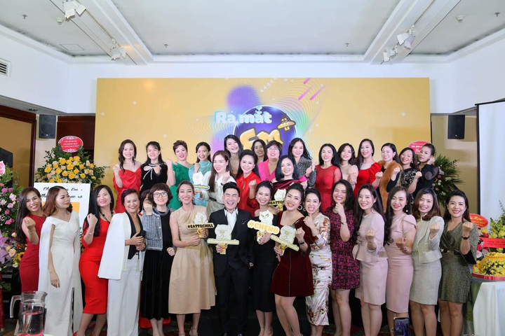 Nữ hoàng hoa hồng Bùi Thanh Hương sang trọng trong buổi lễ ra mắt thương hiệu ẩm thực đường phố Em+ - 3