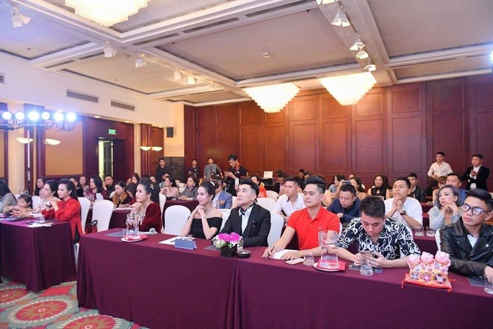 Nữ hoàng hoa hồng Bùi Thanh Hương sang trọng trong buổi lễ ra mắt thương hiệu ẩm thực đường phố Em+ - 4