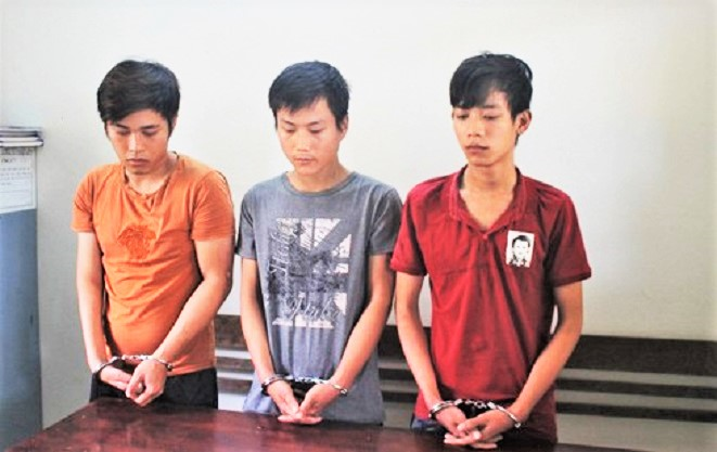 Bắt giam 3 tên cướp chuyên dí dao vào cổ nạn nhân trấn lột tài sản - 1
