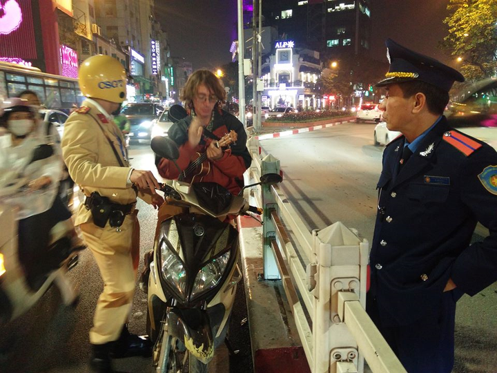 Bị yêu cầu vào chốt làm việc, nam thanh niên nước ngoài đứng giữa đường lôi đàn ra hát - 1