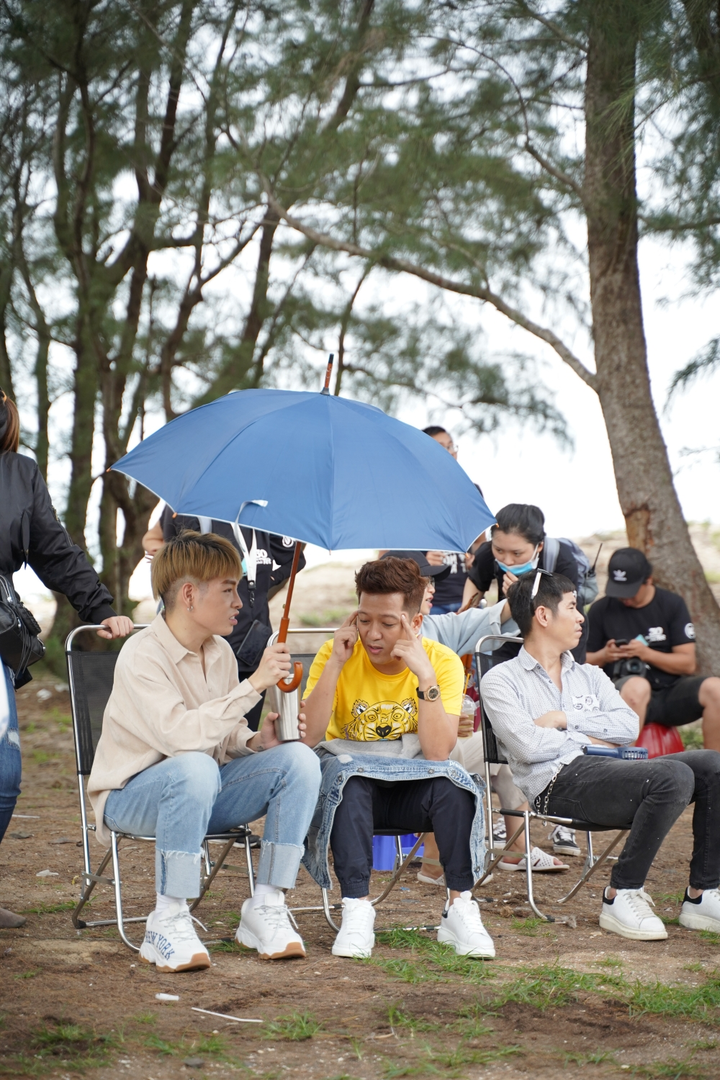 Đức Phúc tận tình chăm sóc Trường Giang trên phim trường - 1