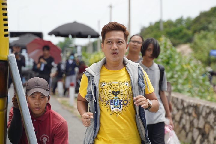 Đức Phúc tận tình chăm sóc Trường Giang trên phim trường - 2