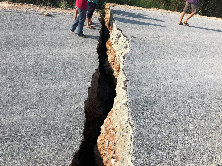 Đường ở Long An chưa nghiệm thu đã nứt toác, lún sâu cả mét - 1