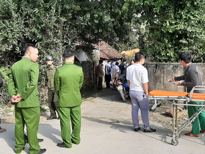 Con gái 8 tuổi chết trên sân, mẹ chết trong tư thế treo cổ - 1