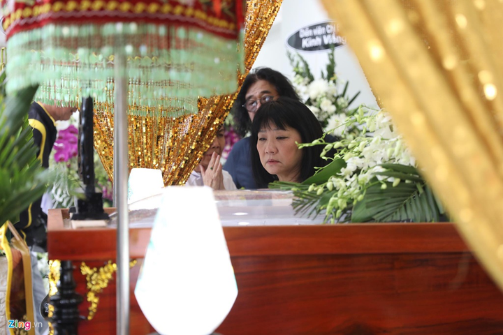 Ca sĩ Phương Thanh, Việt Trinh đến viếng trước khi NSƯT Chánh Tín về đất mẹ - 5