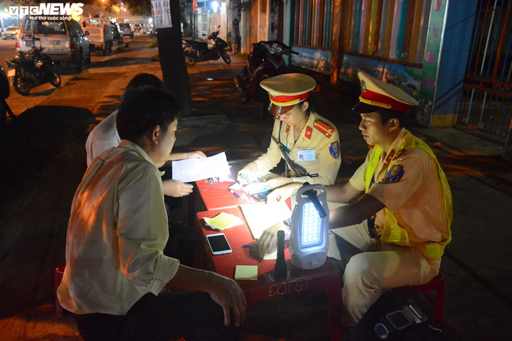 Uống ly rượu thuốc chữa đau lưng, bị CSGT phạt 7 triệu đồng - 2