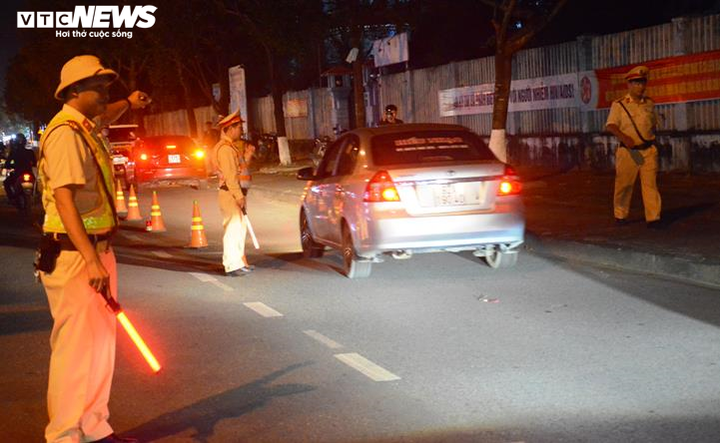 Uống ly rượu thuốc chữa đau lưng, bị CSGT phạt 7 triệu đồng - 1