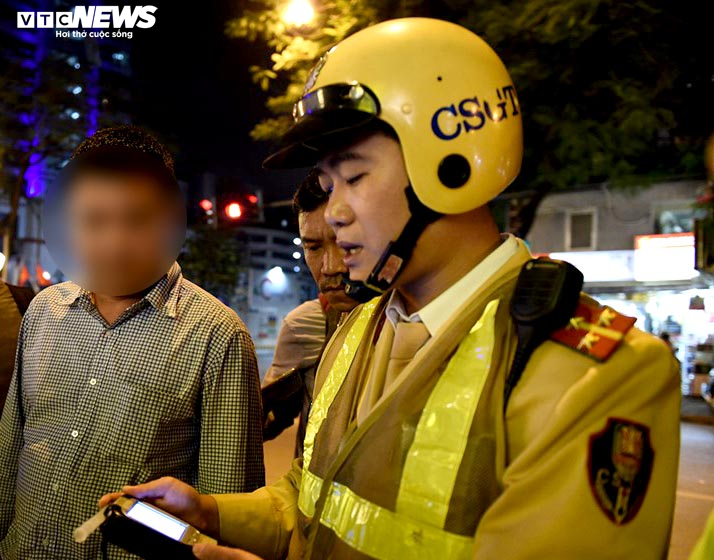 Uống 2 chai bia bị phạt 7 triệu đồng, tài xế gọi điện cho người thân cầu cứu - 1