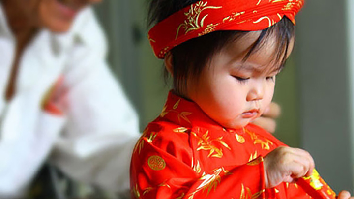 Cháu đang sụt sịt, ông nội vẫn quyết bế bằng được đi chúc Tết để gỡ gạc - 1