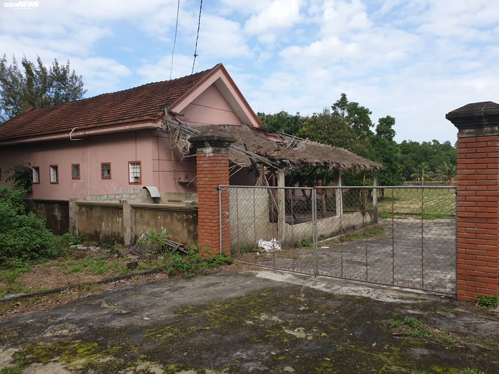 Khu du lịch biển Hà Tĩnh hoang tàn, nhà nghỉ biến thành chuồng nuôi lợn - 4