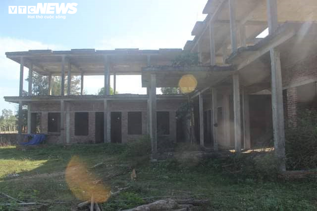 Khu du lịch biển Hà Tĩnh hoang tàn, nhà nghỉ biến thành chuồng nuôi lợn - 1