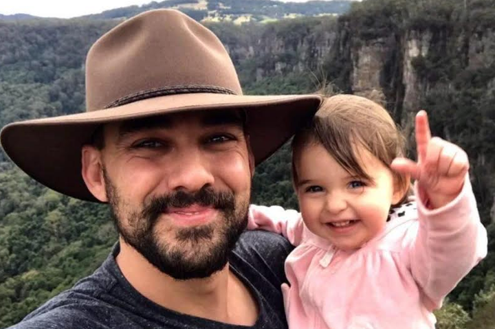 Bật khóc nhìn bé gái chơi đùa cạnh linh cữu cha - lính cứu hoả thiệt mạng trong cháy rừng Australia - 5