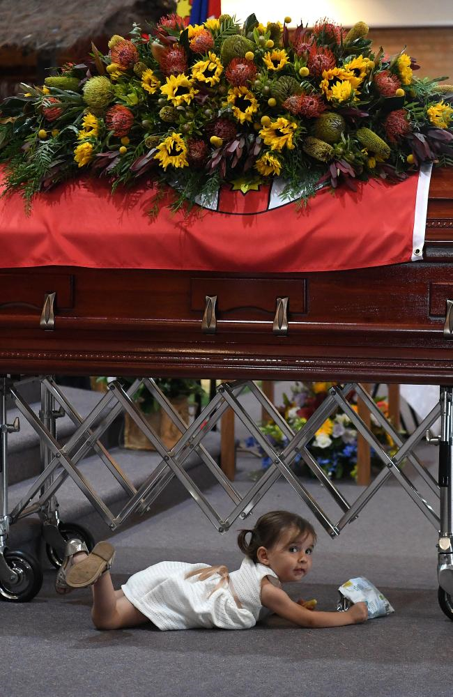 Bật khóc nhìn bé gái chơi đùa cạnh linh cữu cha - lính cứu hoả thiệt mạng trong cháy rừng Australia - 3