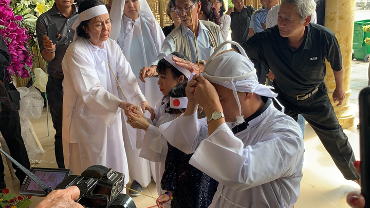 Con trai nghệ sĩ Chánh Tín về đến Việt Nam, òa khóc nức nở trước linh cữu cha - 5