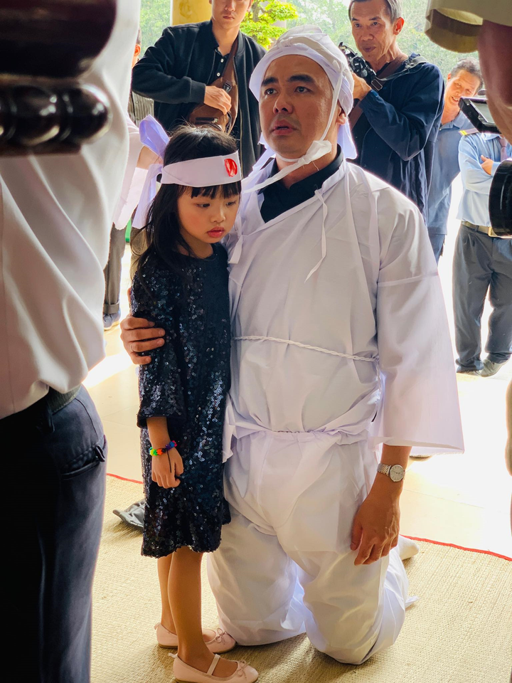 Con trai nghệ sĩ Chánh Tín về đến Việt Nam, òa khóc nức nở trước linh cữu cha - 3